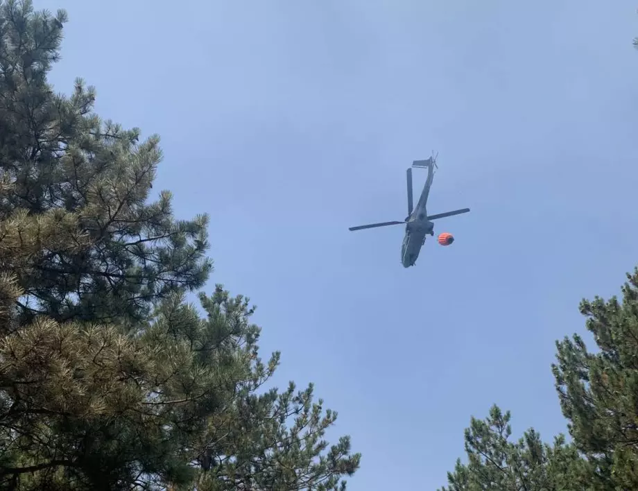 Трети ден военни гасят пожара над Твърдица  