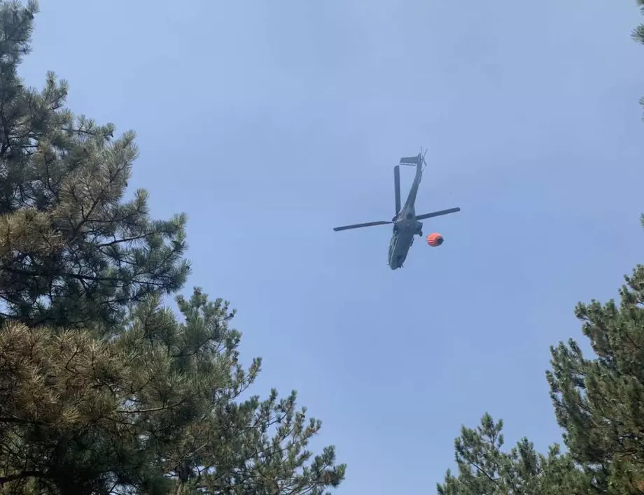 Два хеликоптера Ми-17 гасято големия горски пожар край Левски и Елшица