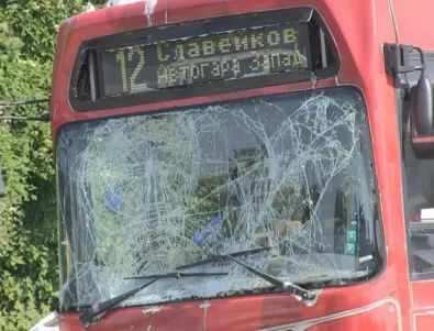 Шофьор на градски автобус в Бургас помете 2 стълба и 10 м бордюр   