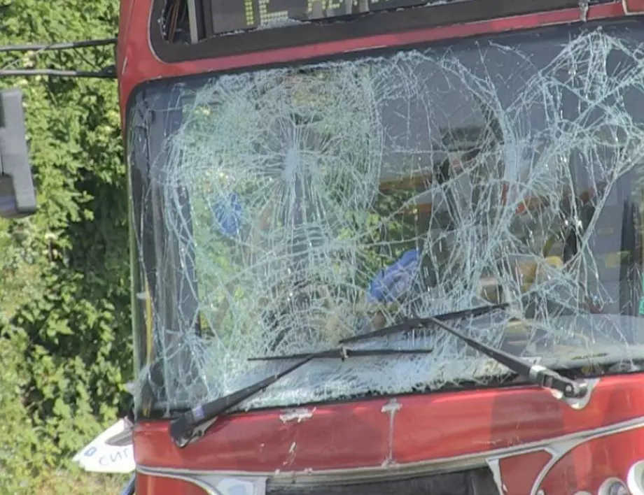 Трима ранени след челен сблъсък между автобус и ТИР край Силистра 