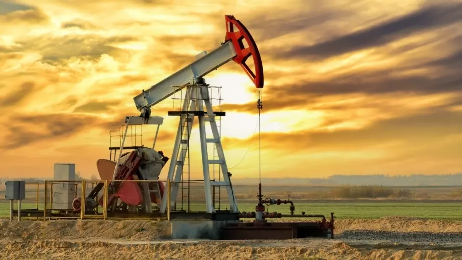 Опасенията за търсенето в САЩ и конфликтът в Близкия изток поддържат цените на петрола