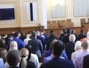 Всички без БСП: Депутатите почетоха с минута мълчание жертвите на комунизма
