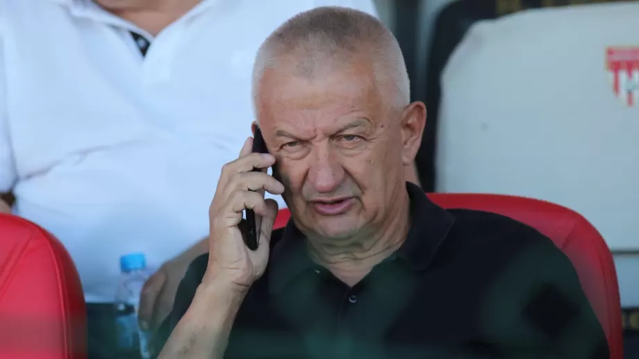 Христо Крушарски засипа със суперлативи Ивайло Петев и го покани на мач от родната Първа лига