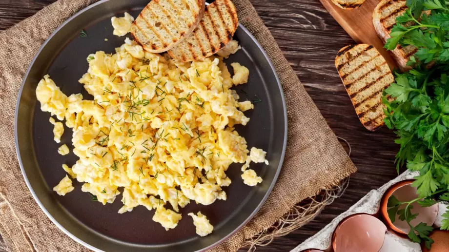 Бъркани яйца със спанак по специална кето рецепта