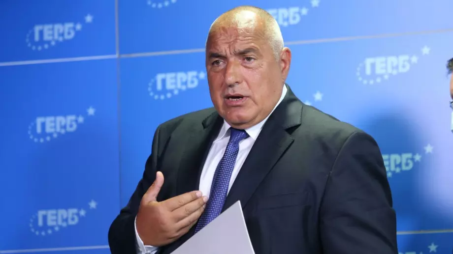 Черен джип кара Борисов към следствения арест