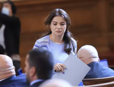 Пореден цирк в парламента: Росица Кирова изгони Мая Манолова от трибуната, отхвърлиха съкратените срокове за актуализацията