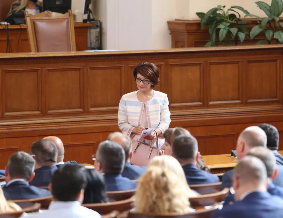 Десислава Атанасова: Първият ни законопроект е мораториум за теглене на външен дълг