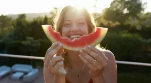 Не хвърляйте кората на динята, прави чудеса за кожата