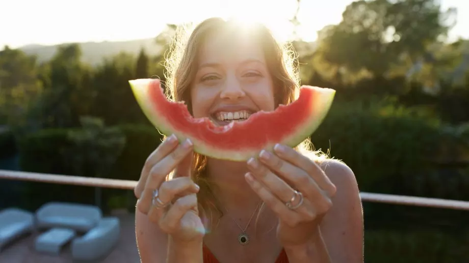 Не хвърляйте кората на динята, прави чудеса за кожата