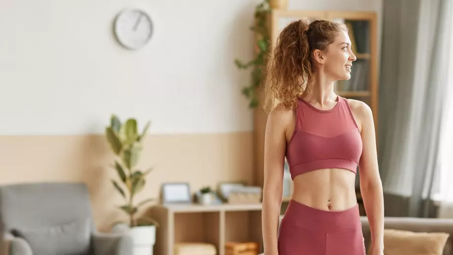 4 супер упражнения за корем, които да правите изправени