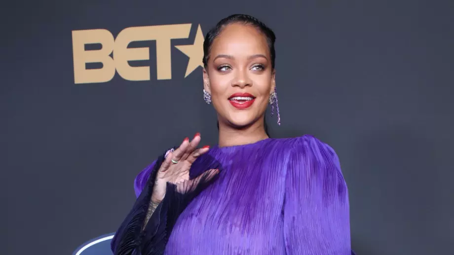 Риана официално е най-богатата певица