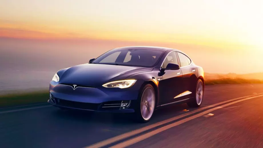 Американският регулатор проучва Tesla за проблеми със спирачната система