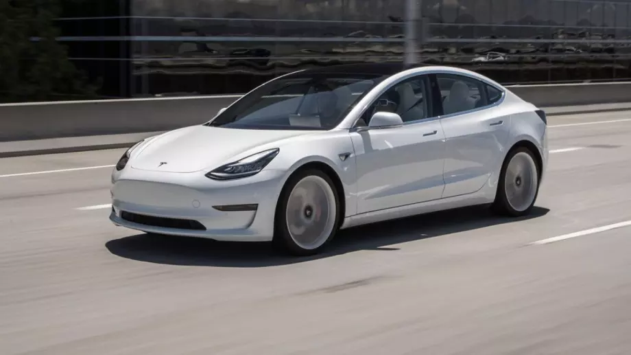 Човек загина, а други 20 са ранени при инцидент с Tesla в Париж