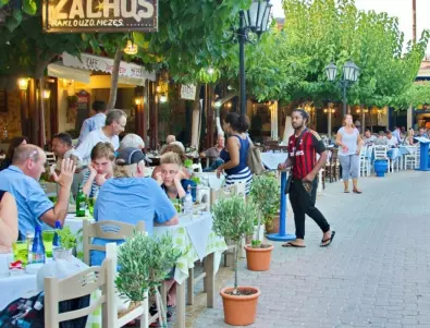 Нужда от 50 000 работници: Гърция трескаво търси келнери, камериерки, бармани, готвачи за летния сезон