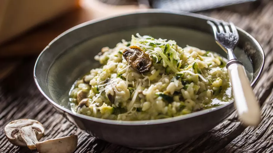 Ризото с тиквички и гъби      