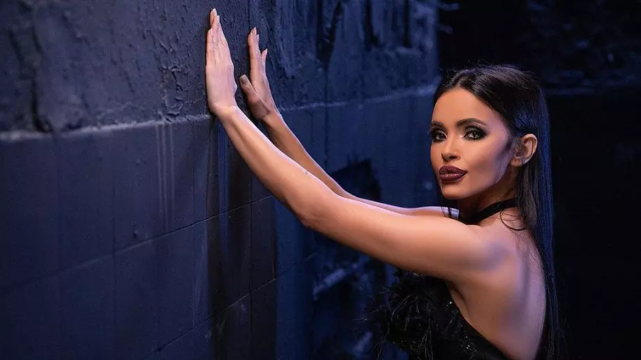 Поп-фолк изпълнителката Мария чака близнаци?