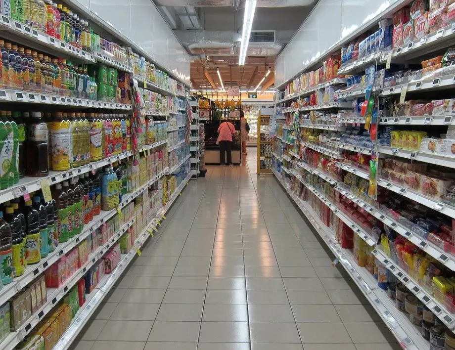 Масово нощно пазаруване в магазини в Перник насред затягането на мерките