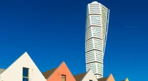 Първият в света извит на 90 градуса небостъргач се самоиздържа изцяло (ВИДЕО)