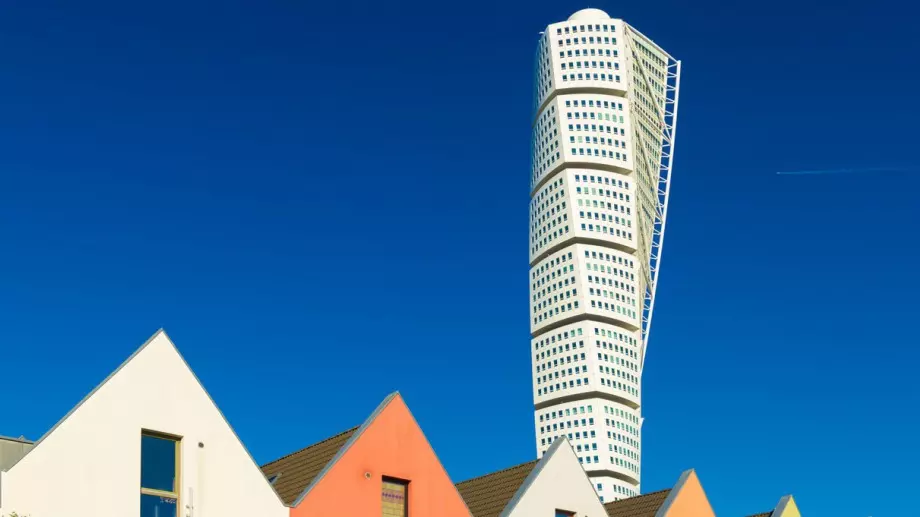 Първият в света извит на 90 градуса небостъргач се самоиздържа изцяло (ВИДЕО)