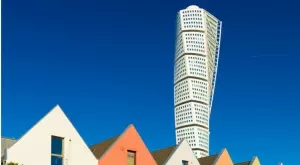 Скандинавско чудо: Първият в света извит на 90 градуса небостъргач се самоиздържа изцяло 
