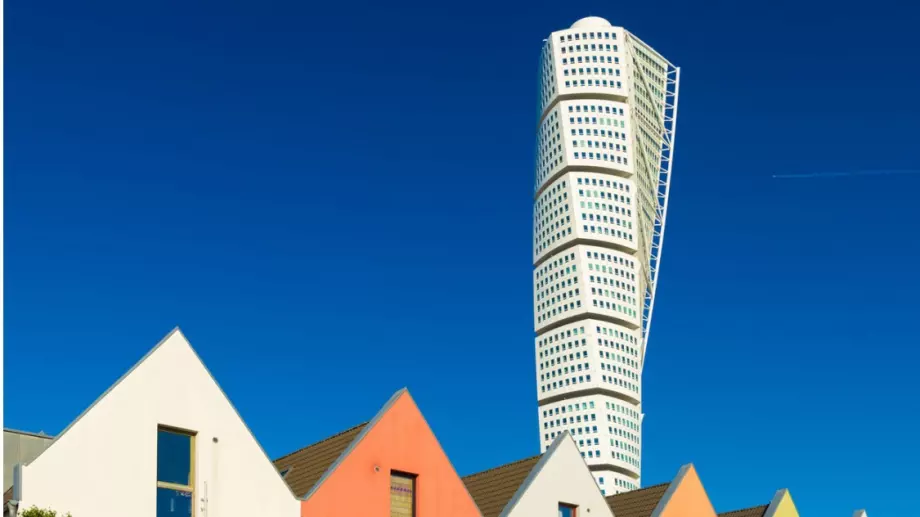 Скандинавско чудо: Първият в света извит на 90 градуса небостъргач се самоиздържа изцяло 