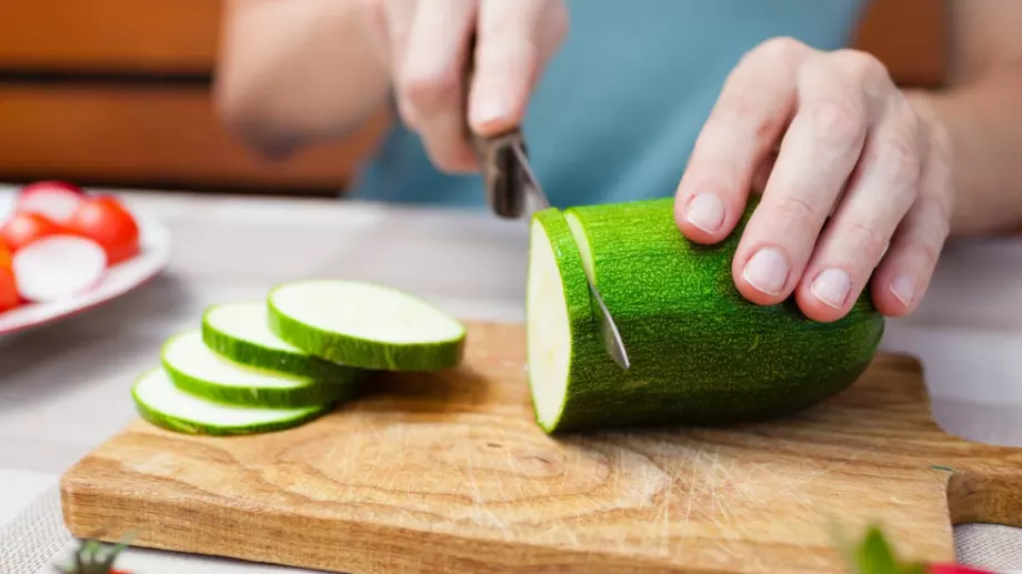 Хрупкав чипс от тиквички с млечен сос - няма по-вкусни от тези