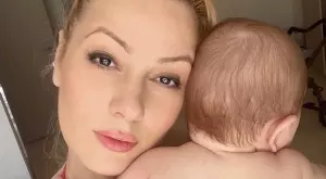 Деси Бакърджиева най-после показа лицето на дъщеричката си (СНИМКИ)