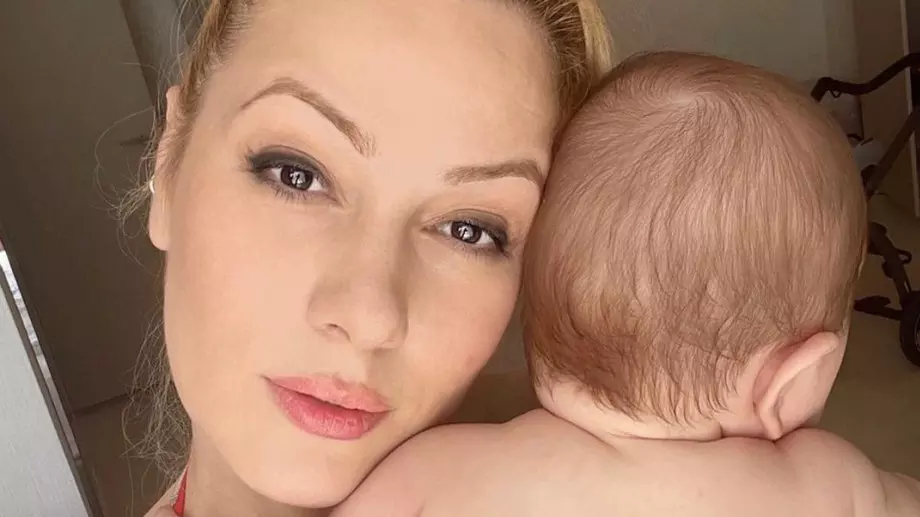 Деси Бакърджиева най-после показа лицето на дъщеричката си (СНИМКИ)