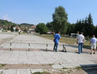 Обновяват площада на село Горни Окол, Самоковско