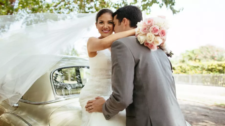 Виц на деня: Младоженци на меден месец и пазачът на църквата 