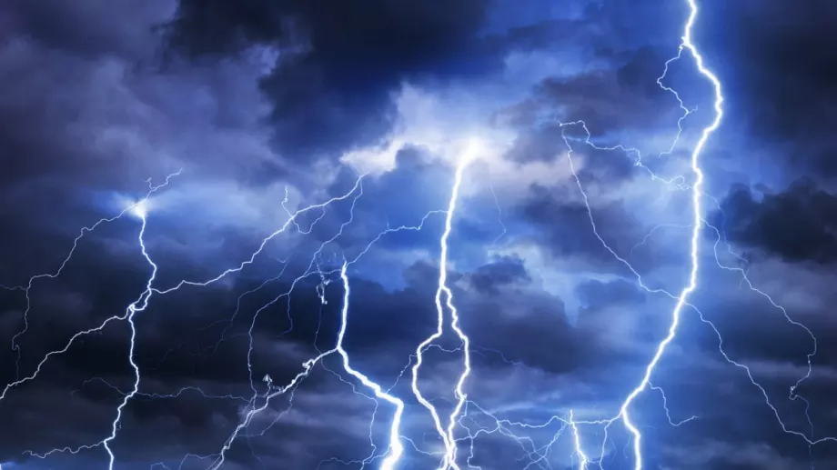 Жълт код за опасни гръмотевични бури в 7 области у нас