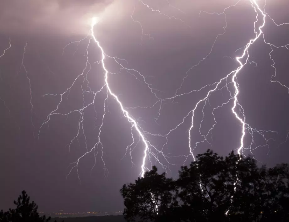 Гръмотевична буря спря тока в южни квартали на София