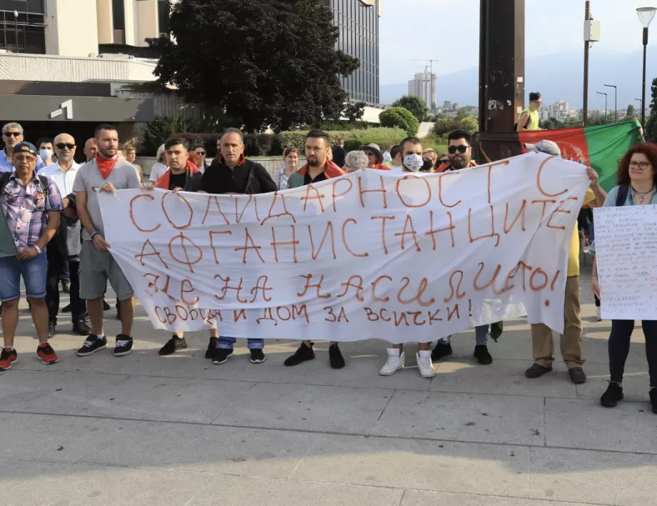 В знак на протест и защита на жените от талибаните: Професор скъса дипломите си (ВИДЕО)