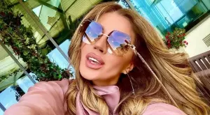 Есил Дюран - супер секси по бански и на 52 (СНИМКИ)