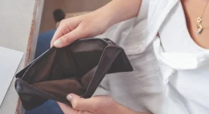 НЕ слагайте пари на тези места в дома си, за да не привлечете бедност и нещастие