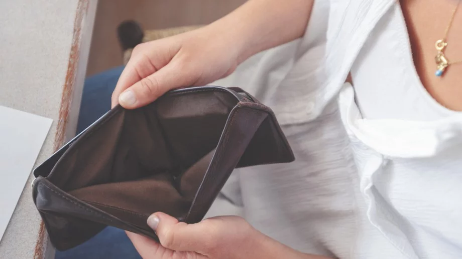 НЕ слагайте пари на тези места в дома си, за да не привлечете бедност и нещастие