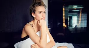 Проблемът на света е, че глупавите са самоуверени, а умните винаги се колебаят   