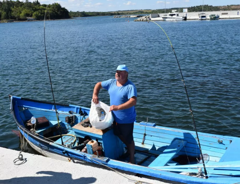 Килограми с пластмасови отпадъци уловиха рибари край Ченгене скеле в Бургас
