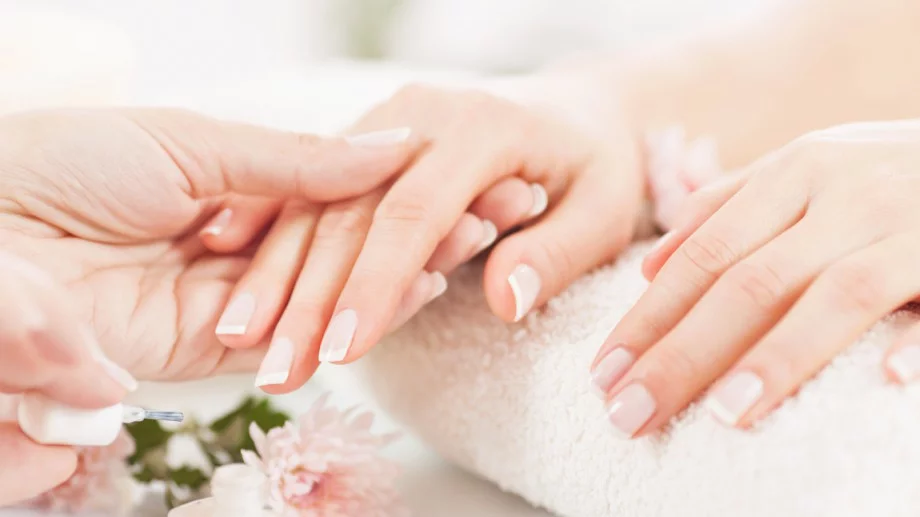 Ето как да си направите серум за здрави нокти