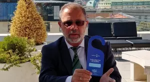  {{ otherArticle[0].article.title }} 