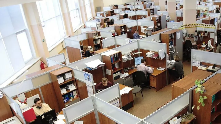 Умерен ръст на заплатите и повече социални придобивки за служителите във всички сектори