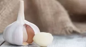 Ето какво ще се случи, ако всяка вечер слагате скилидка чесън под възглавницата си