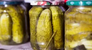 Зимнина от тефтера на баба: Рецепта за кисели краставички