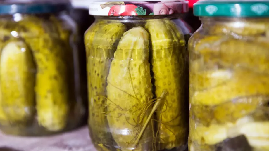 Зимнина от тефтера на баба: Рецепта за кисели краставички