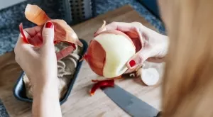 Как да режете лук БЕЗ да ви текат сълзи