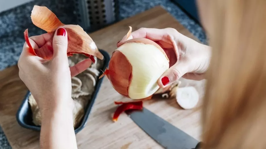 Как да режете лук БЕЗ да ви текат сълзи