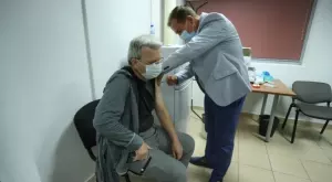 НОИ изплаща еднократната добавка на ваксинирани пенсионери