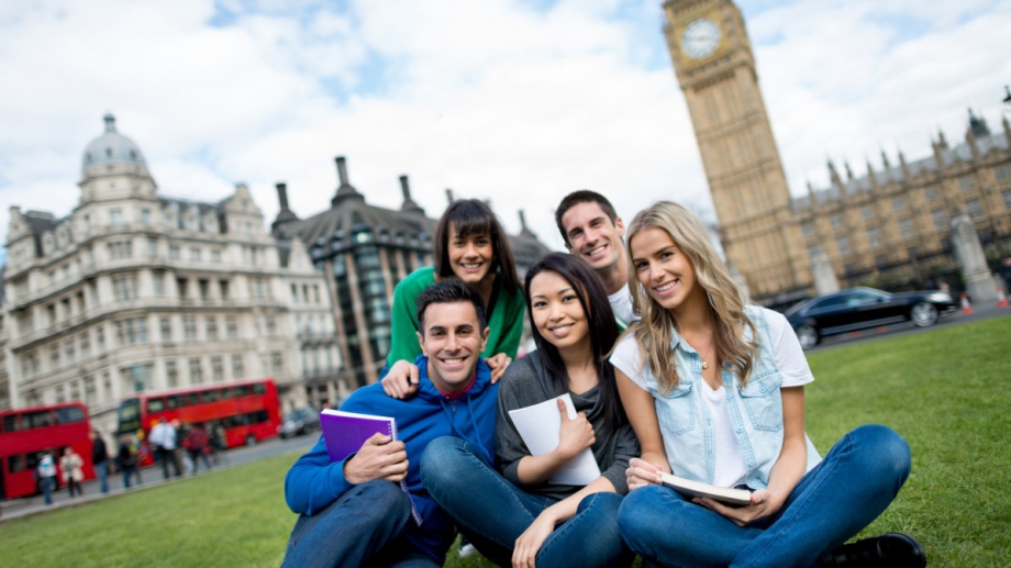 Чуждестранните студенти в Обединеното кралство генерират огромни икономически печалби за