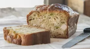 Вкусен домашен хляб със сирене и маслини