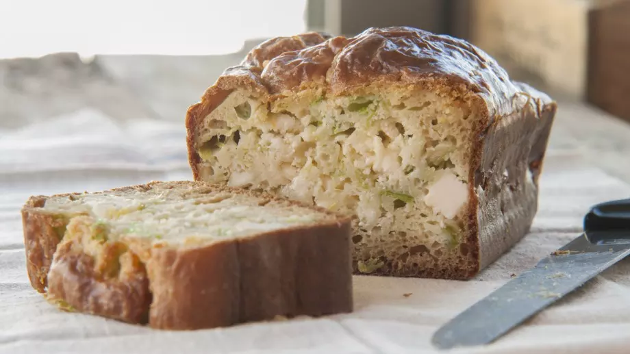 Вкусен домашен хляб със сирене и маслини